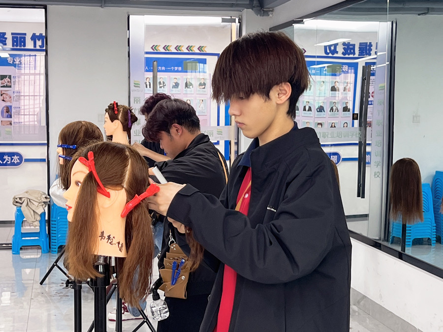 從零學(xué)剪發(fā)的初學(xué)者如何提升技術(shù)