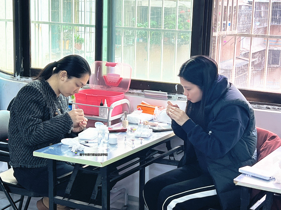 南寧美甲課堂：從零開(kāi)始學(xué)美甲